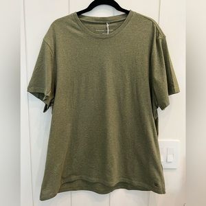Everlane men’s olive uniform short sleeve t-shirt. New with tags. Size XL.